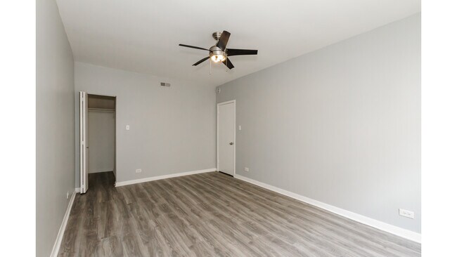 Building Photo - 2408 N Kilbourn Ave