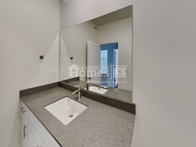 Building Photo - 4304 N Poplar Street