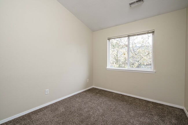 Building Photo - NO APPLICATION FEE: 3 Bedroom 2.5 Bath Tow...