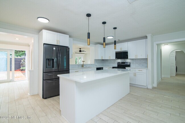 Building Photo - 111 Zoratoa Ave