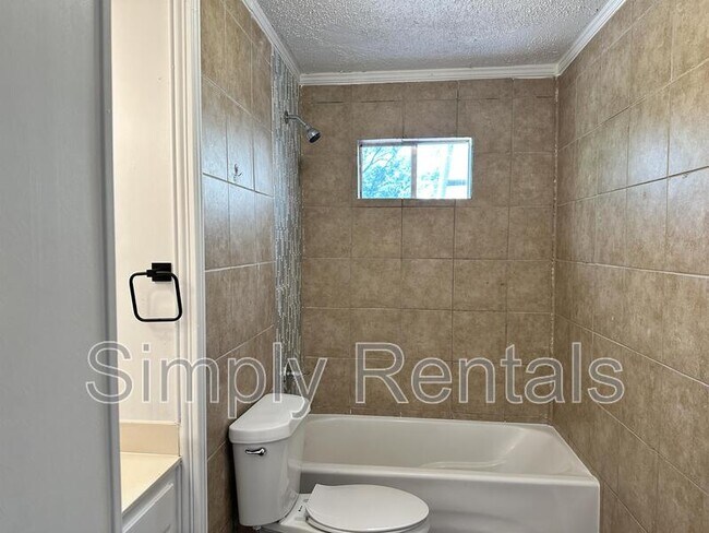 Building Photo - Poplar St 3211