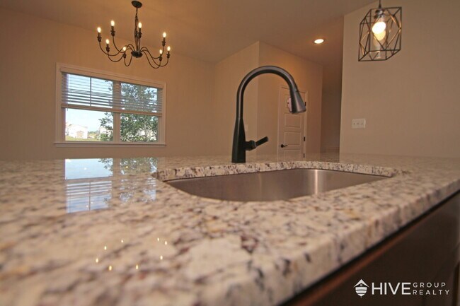 Building Photo - Beautiful End-Unit Townhouse with Pond Vie...