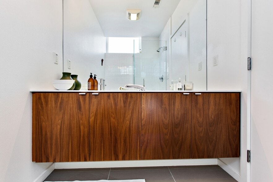 2nd Floor Bathroom - 140 S Gramercy Pl