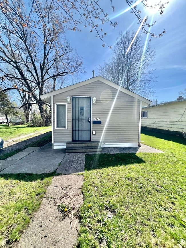 New Listing! 3 bedroom House! 4321 Holton Ave Fort Wayne IN 46806