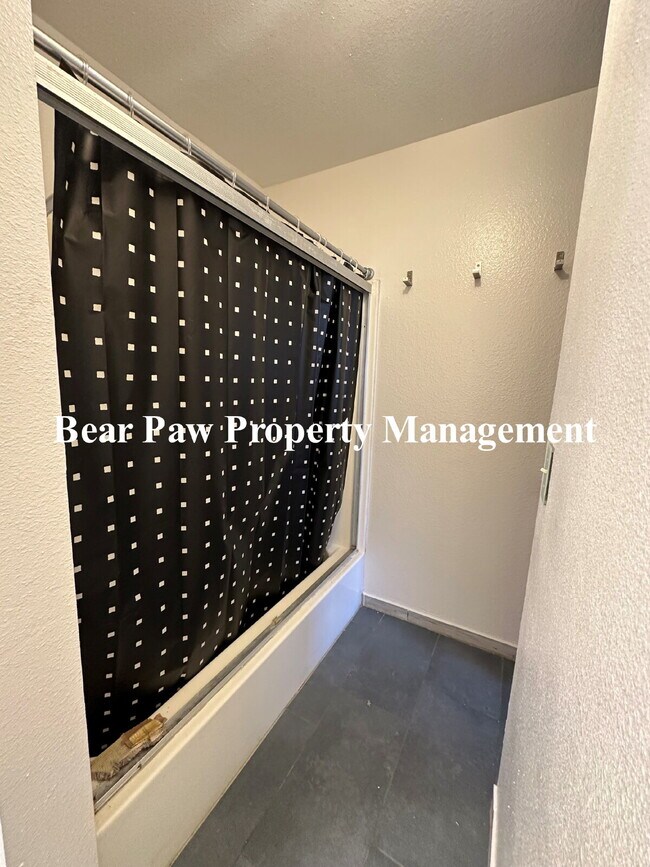 Building Photo - 2 bedroom condo in Golden, Convenient Location!