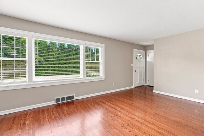 Building Photo - 912 Beechwood Rd
