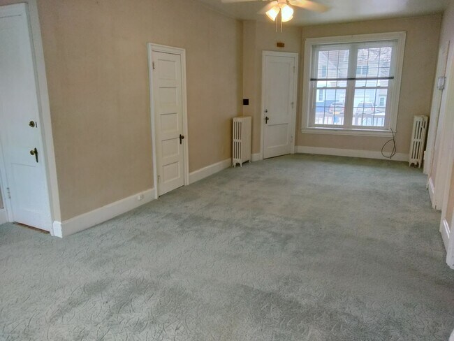 Building Photo - Spacious 1 bedroom 1 bath on the Main Level of a 5 plex.