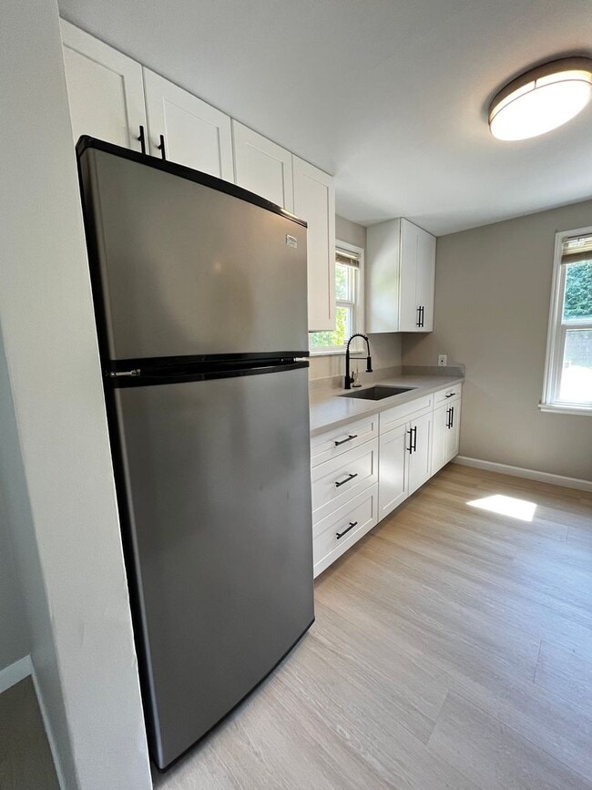 Building Photo - Fully Renovated 2 BD and 1 BA w/ detached ...