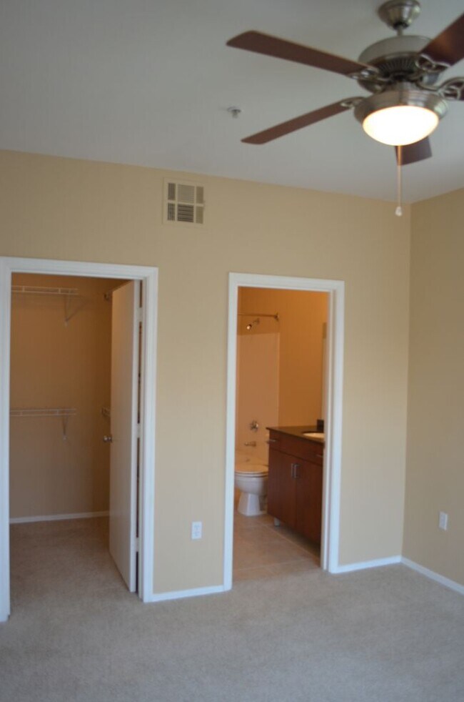 Building Photo - MOVE IN Special!!  Biltmore 2 bedroom!