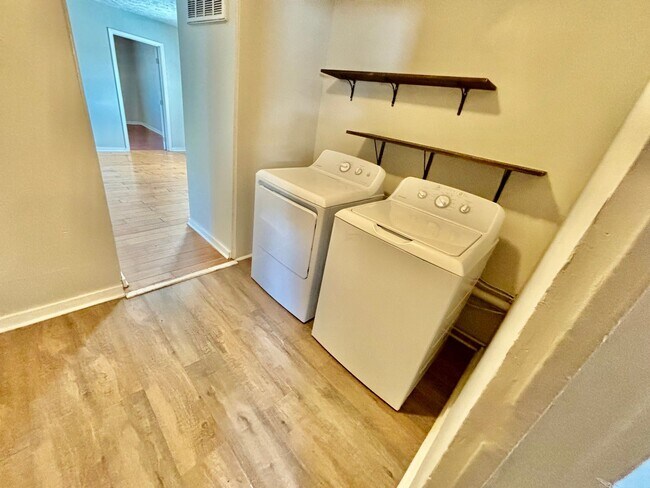 Building Photo - Beautiful Home In Kenwick with Potential 4th Bedroom!