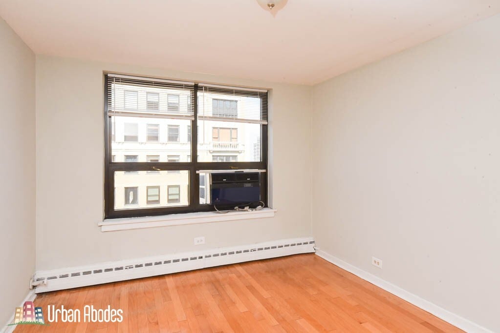 Building Photo - 429 W Wellington Ave