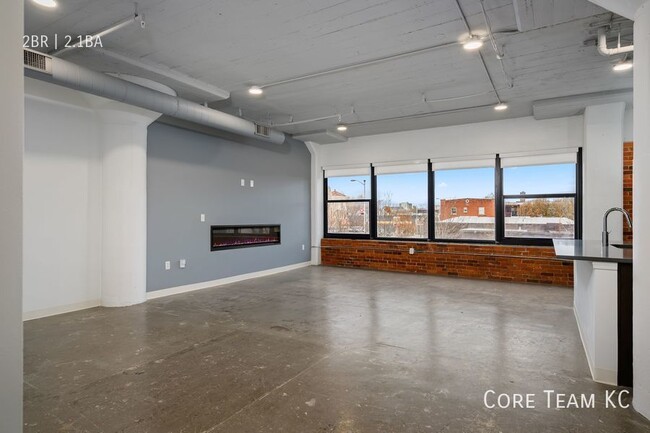 Building Photo - Large Loft in Midtown!