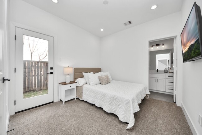 Building Photo - 8320 Brecha Ln