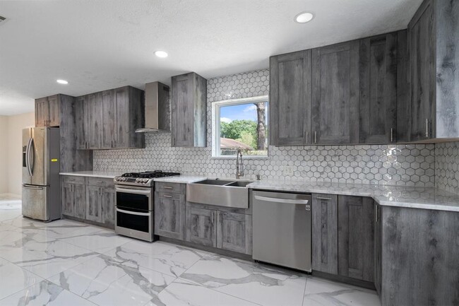Building Photo - 606 Pinebrook Ln