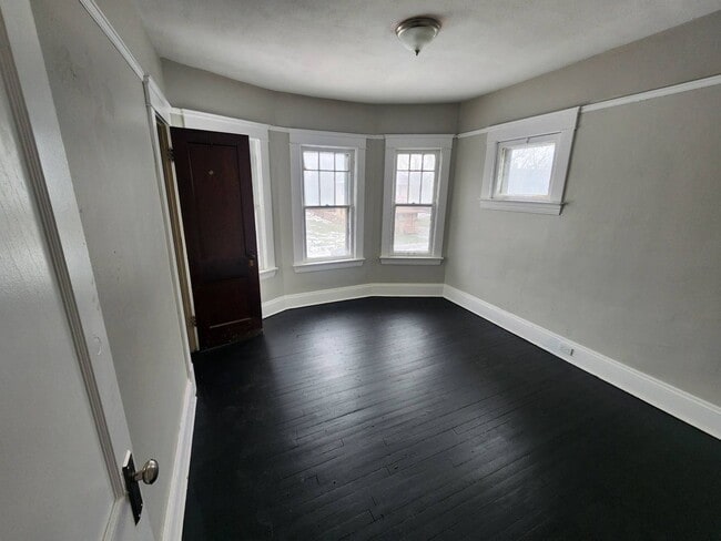 Building Photo - Charming 4-Bedroom Property in Prime Location