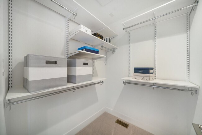 Building Photo - Luxury Fully Furnished 3 Bed 3.5 Bath Townhome in Darlington Ridge