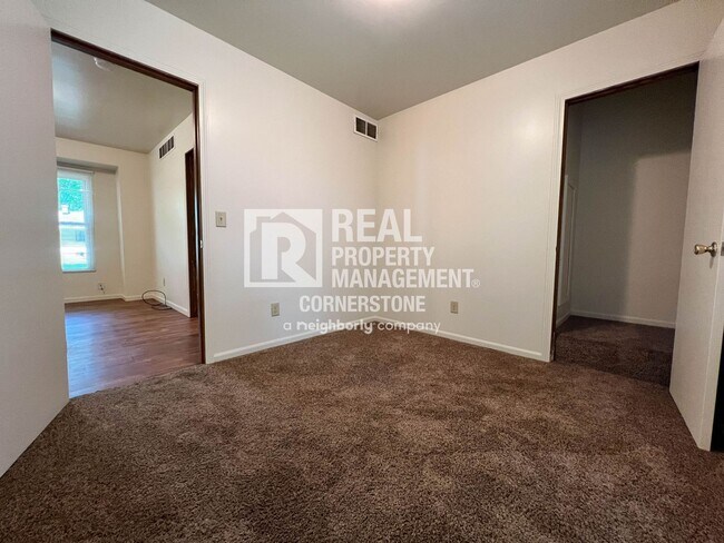 Building Photo - Charming 2-Bedroom Home with Spacious Yard