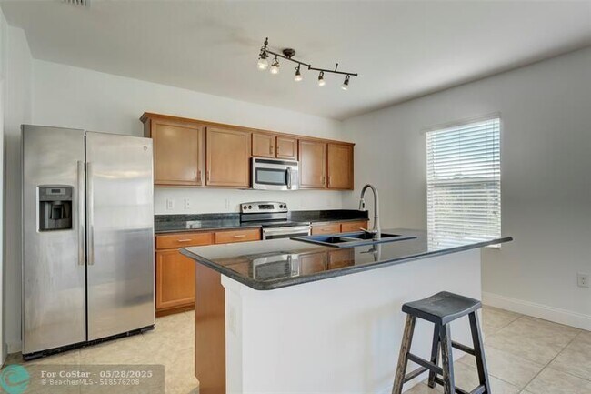 Building Photo - 1566 Lexington Square SW