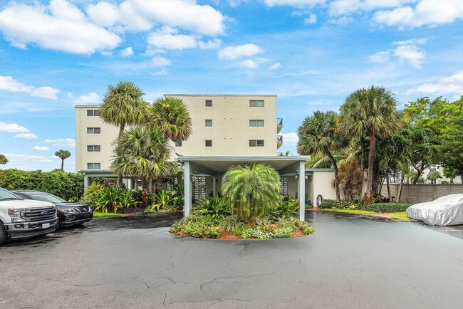 Building Photo - 1206 S Lake Dr