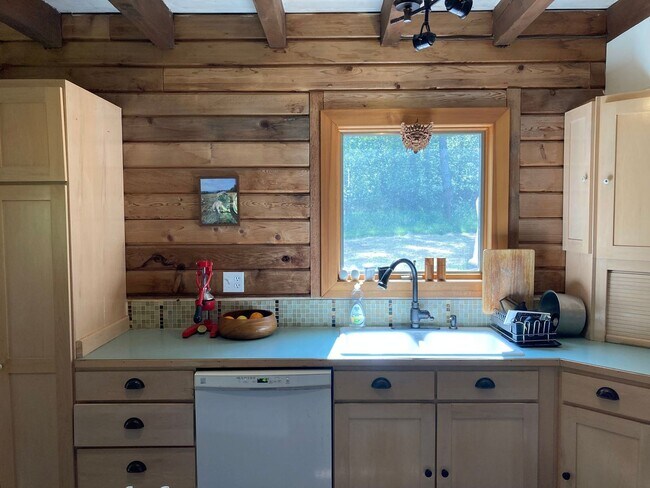 Building Photo - Pet-Friendly 3-Bedroom Home with Beach Access