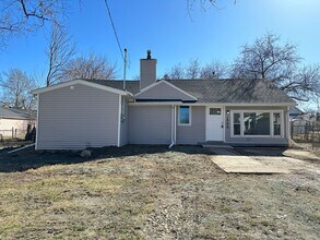 Building Photo - 3 Bedroom 2 Bath Home