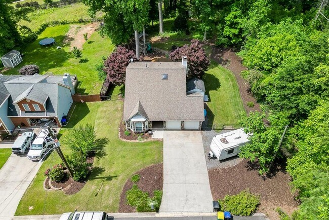 Building Photo - 1813 Rambling Woods Dr NW