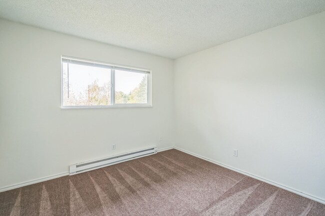 Building Photo - Newly Updated - Spacious Three Bedroom Condo