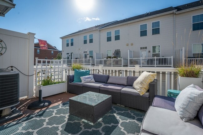 Building Photo - Luxury 3-Bed, 4-Bath Townhouse with Modern Amenities