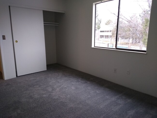 Building Photo - Awesome 2 Bedroom w/ Study 2 Bath Robinwoo...