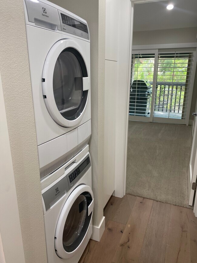 Building Photo - 7890 E Spring St