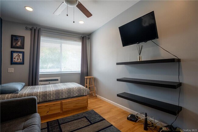 Building Photo - 204 Old Country Rd