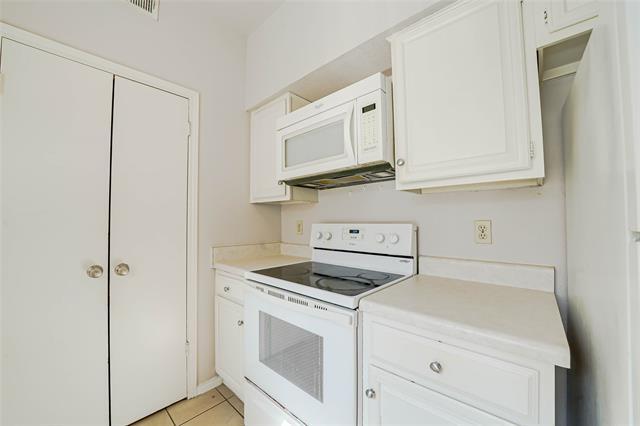 Building Photo - 3550 Country Square Dr