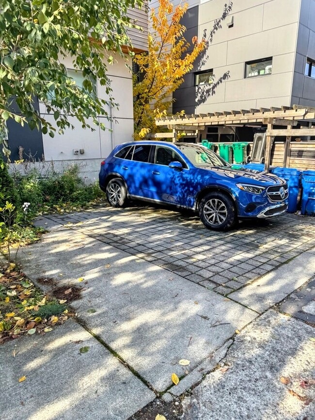 Building Photo - 2618 Eastlake Ave E