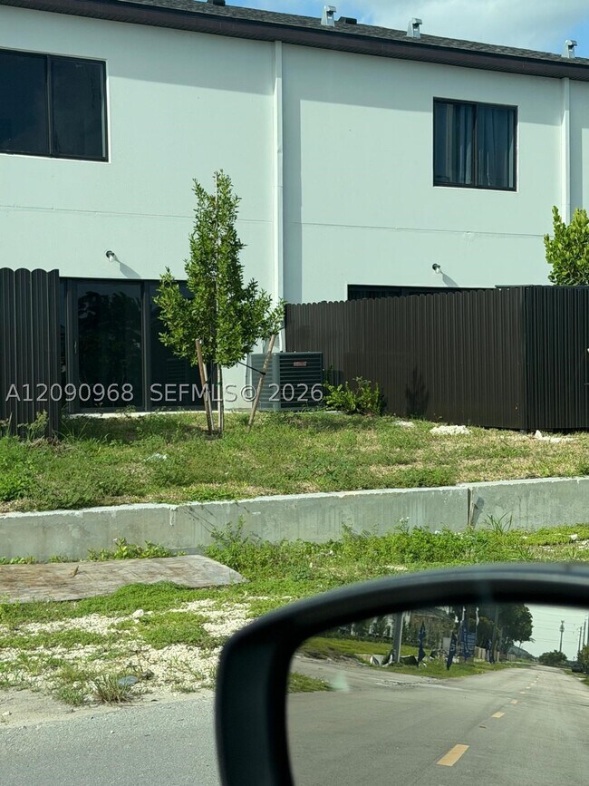 Building Photo - 1305 NW 4th Ave