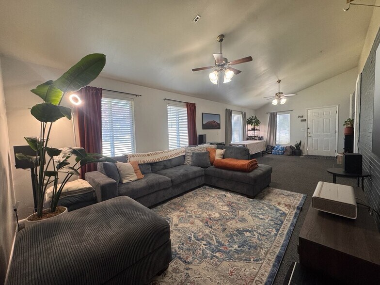 Large room - 1790 N 550 W