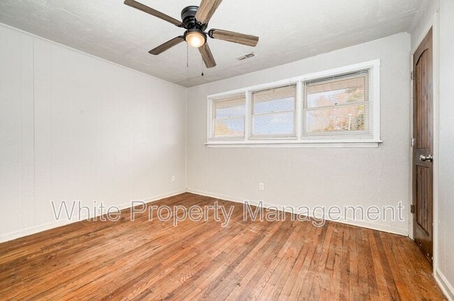 Building Photo - 2407 Julia Ave