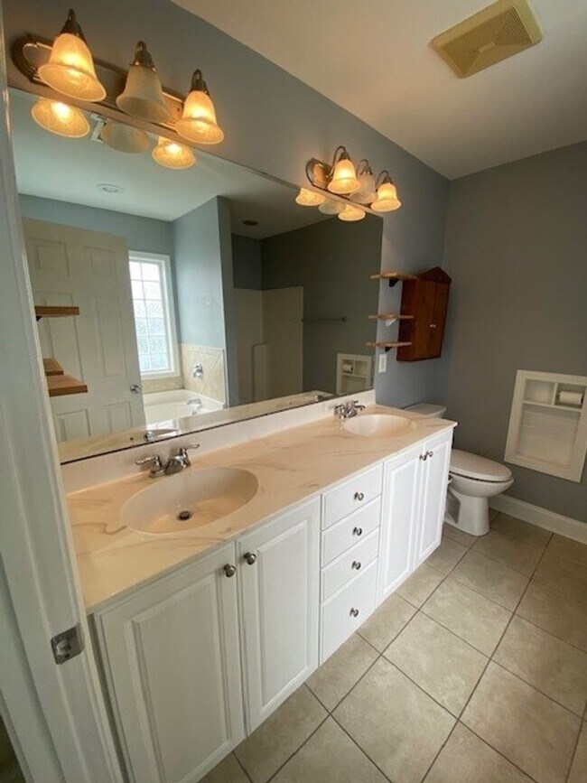 Building Photo - Welcome to this stunning 3-bedroom, 2-bathroom home located in Courntey Pines