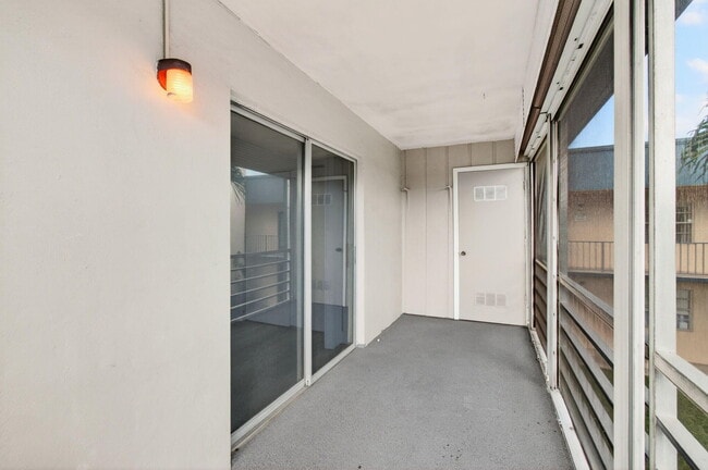 Building Photo - 180 Flanders C