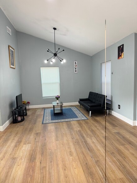 Building Photo - 414 N 60th Way