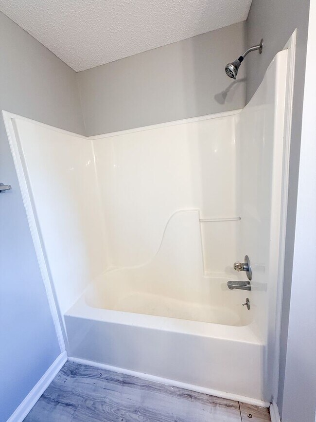 Building Photo - 4 Bedroom 3 Bathroom Home!