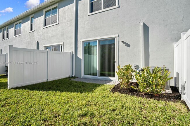 Building Photo - 204 SE Woodbark St