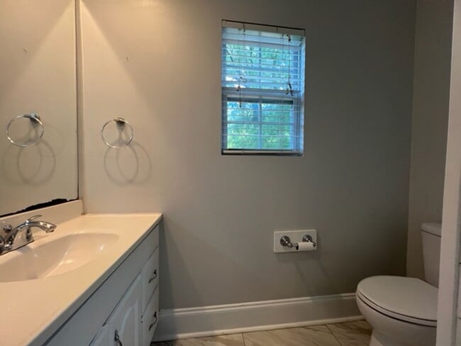 Building Photo - Adorable 3 Bedroom/2 Bath Home located in ...