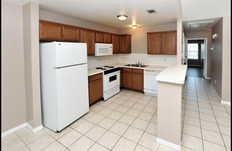 Building Photo - 921 Sun Meadow St