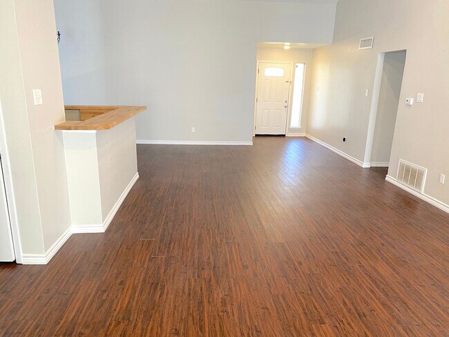 Building Photo - Richmond Area Beauty with Open Family Area