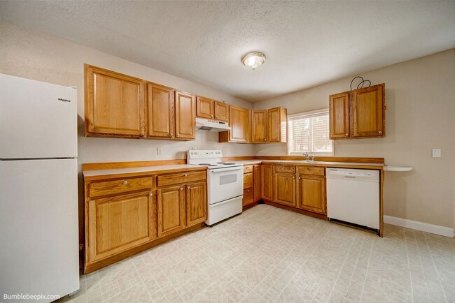 Building Photo - 104 N Colville Rd