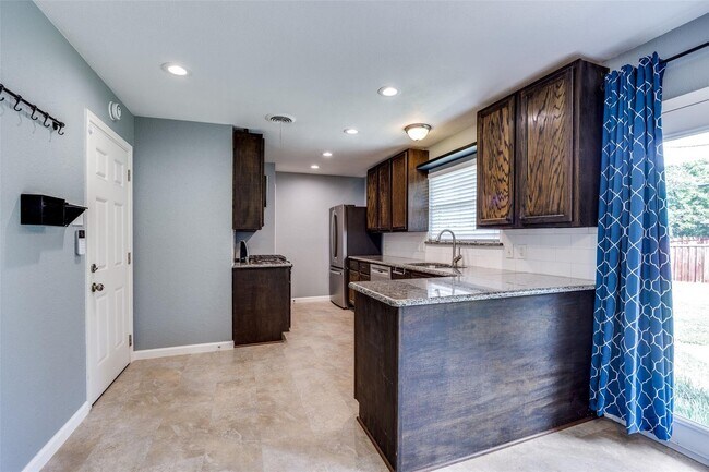 Building Photo - 8935 Clearwater Dr