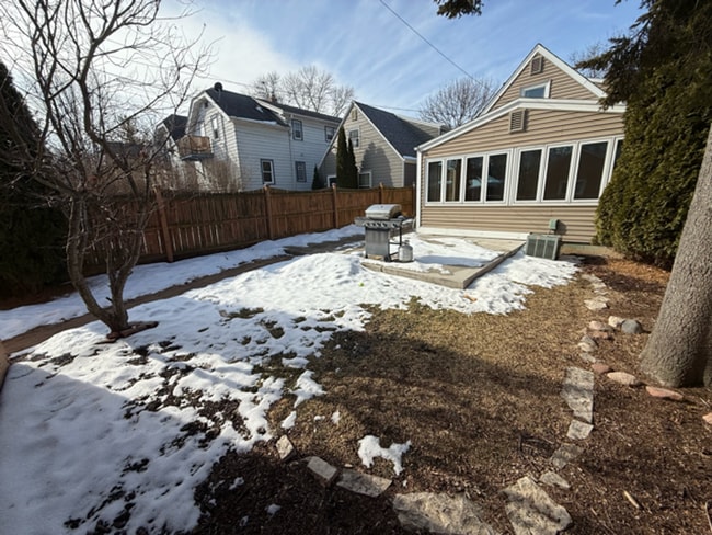 Building Photo - 3-Bedroom Home Just Steps from Lake Michigan! Prime location!