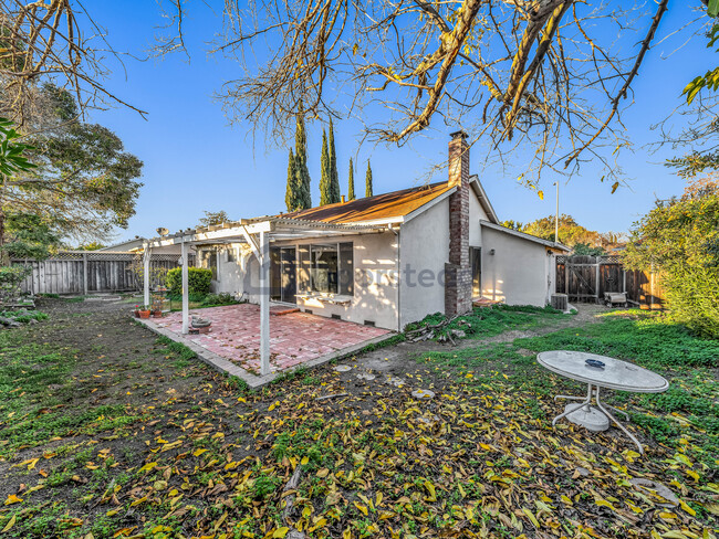 Building Photo - 738 El Sereno Dr