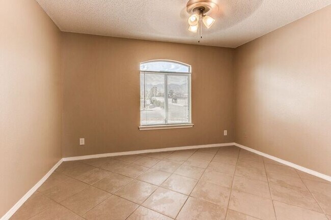Building Photo - Refreshing 3 Bedroom Property with REFRIGERATED AIR 20 minute drive to Fort Bliss