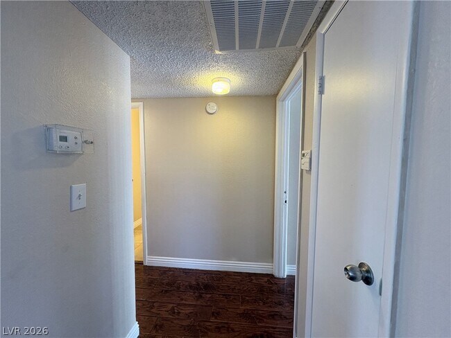 Building Photo - 4689 W Sand Creek Ave